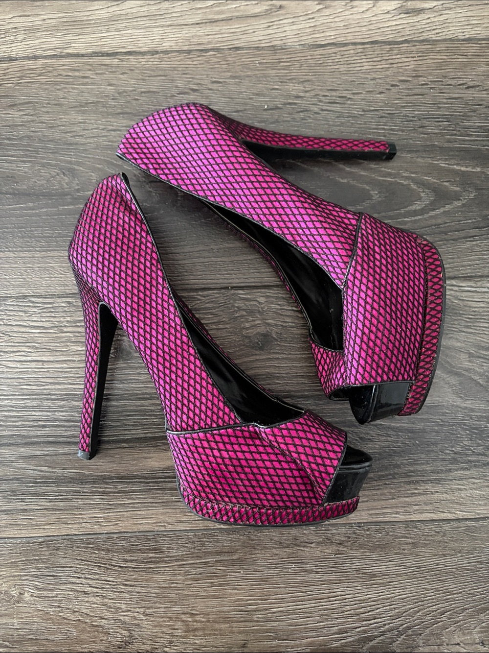 Shi by Journeys ‘Spin’ Hot Pink & Black Fishnet Peep Toe Platform Heels Size 9
